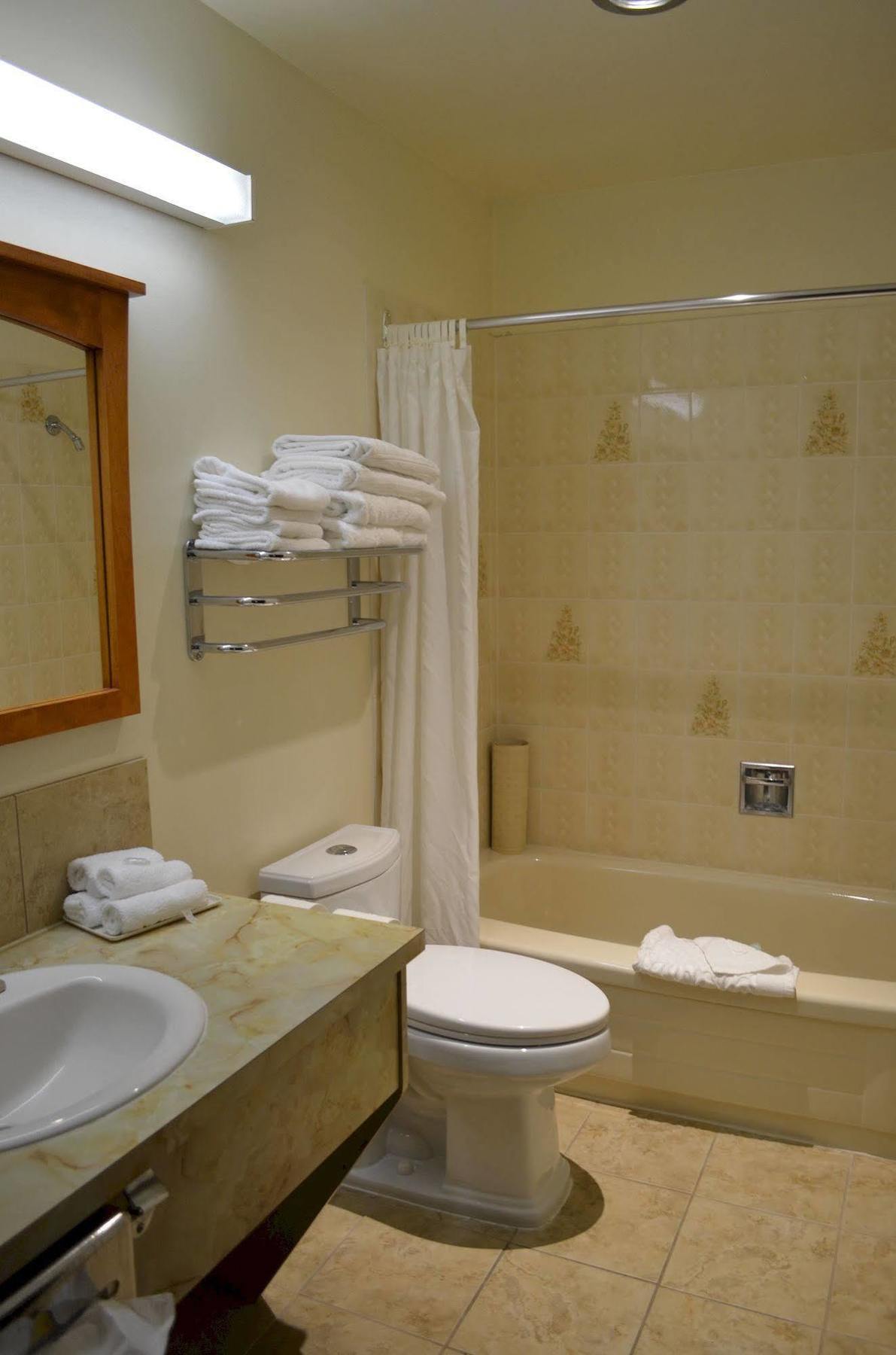 Fortune Motel Kamloops Bagian luar foto